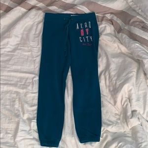 teal aéro sweatpants.